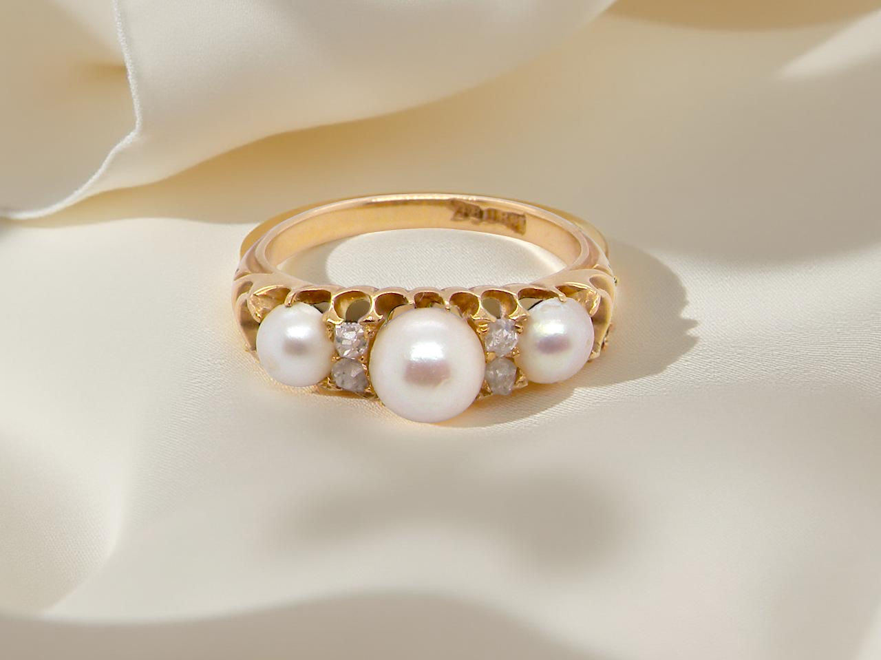 dress ring, set with three cultured pearls