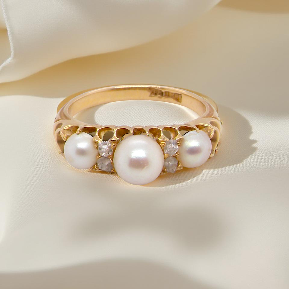 dress ring, set with three cultured pearls