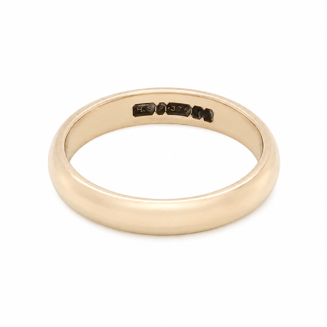 A simple yet highly traditional wedding . The D shape profile has been popular for decades and this ring at just under 4mm has a substantial weight of 3.8grams.