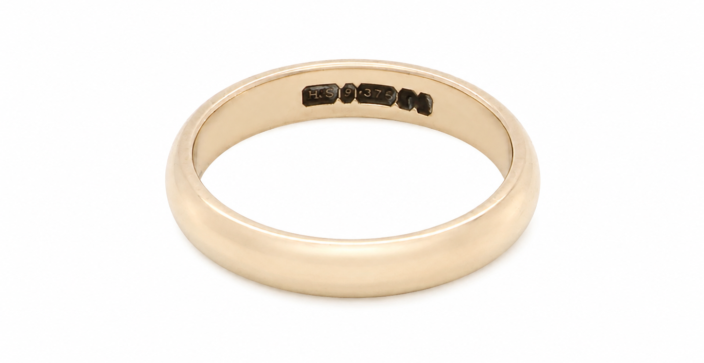 A simple yet highly traditional wedding . The D shape profile has been popular for decades and this ring at just under 4mm has a substantial weight of 3.8grams.