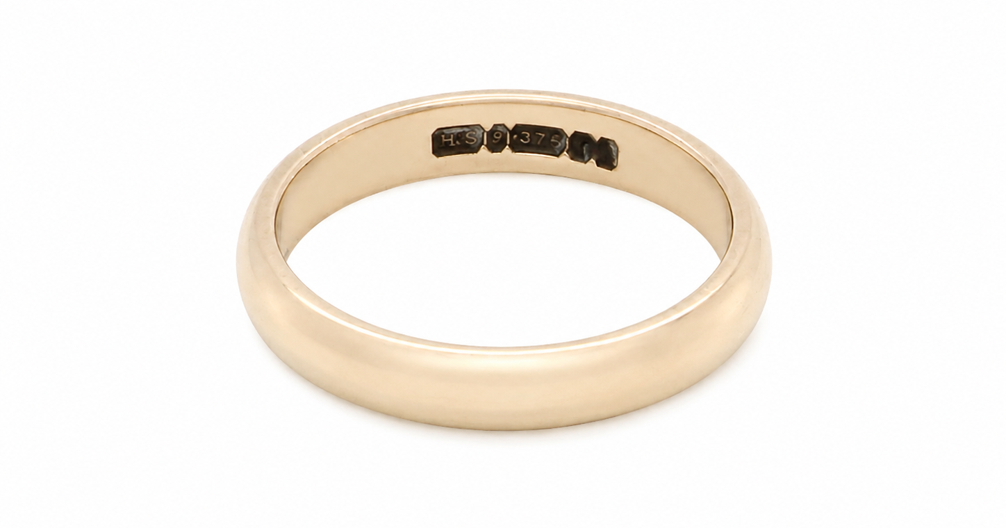 A simple yet highly traditional wedding . The D shape profile has been popular for decades and this ring at just under 4mm has a substantial weight of 3.8grams.