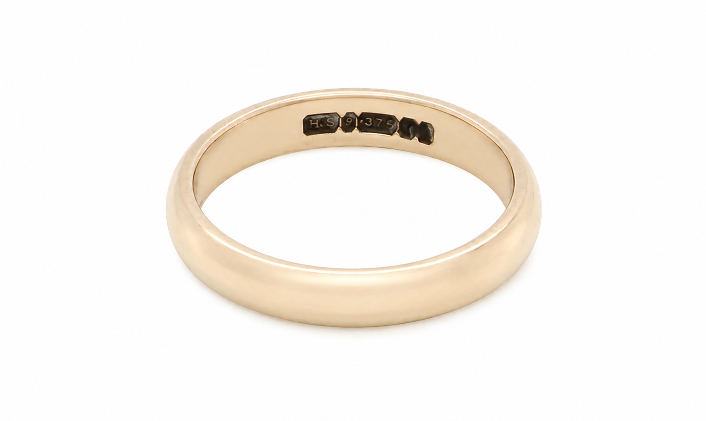 A simple yet highly traditional wedding . The D shape profile has been popular for decades and this ring at just under 4mm has a substantial weight of 3.8grams.