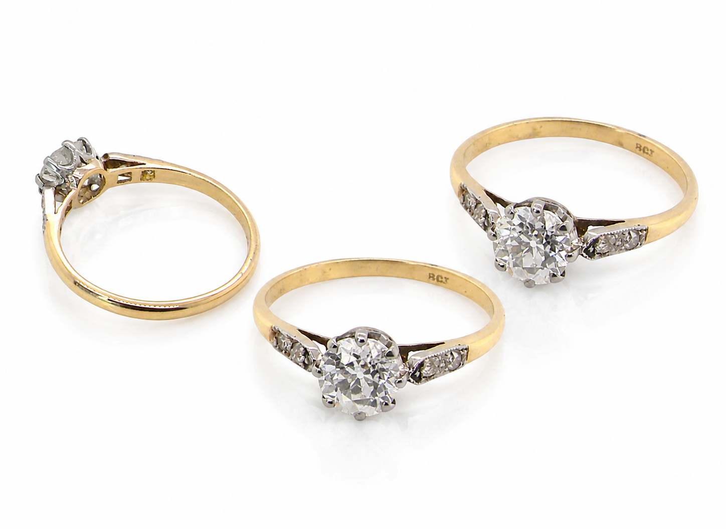 group A beautifully elegant vintage solitaire ring dating to the 1930s, showcasing a classic old brilliant-cut white diamond.
The centre diamond measures approximately 6.2mm