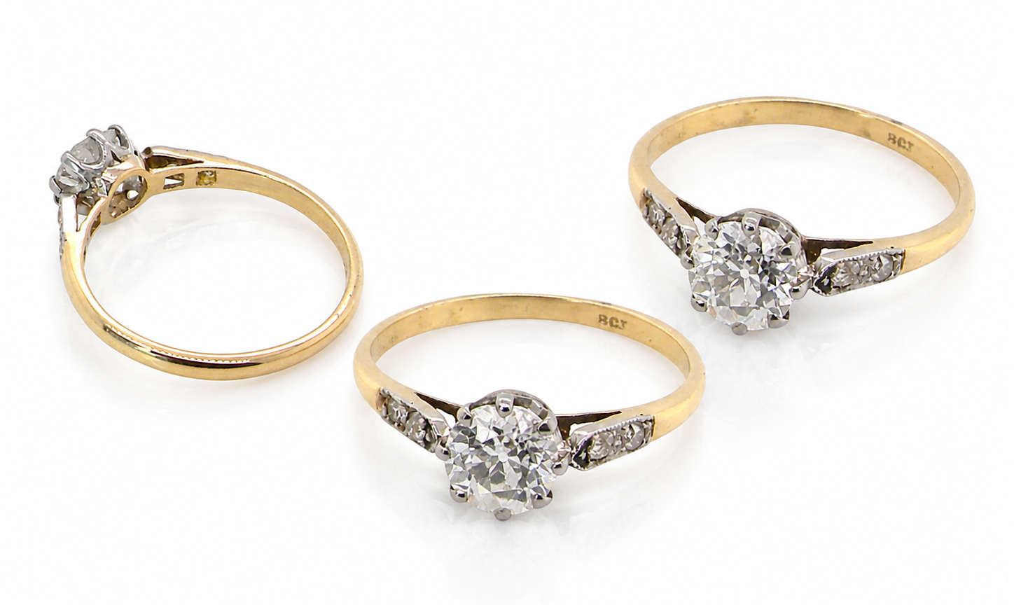group A beautifully elegant vintage solitaire ring dating to the 1930s, showcasing a classic old brilliant-cut white diamond.
The centre diamond measures approximately 6.2mm