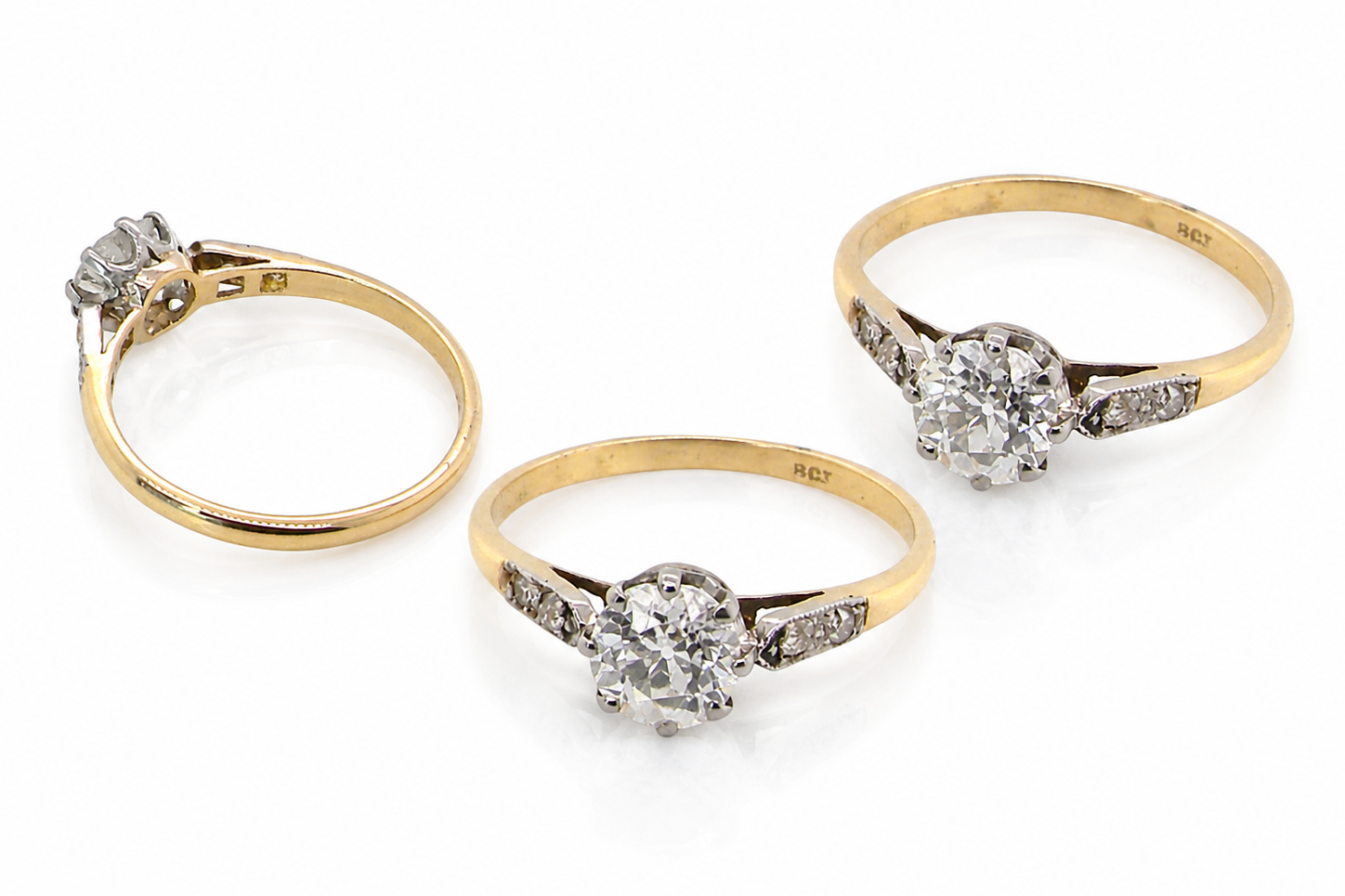 group A beautifully elegant vintage solitaire ring dating to the 1930s, showcasing a classic old brilliant-cut white diamond.
The centre diamond measures approximately 6.2mm
