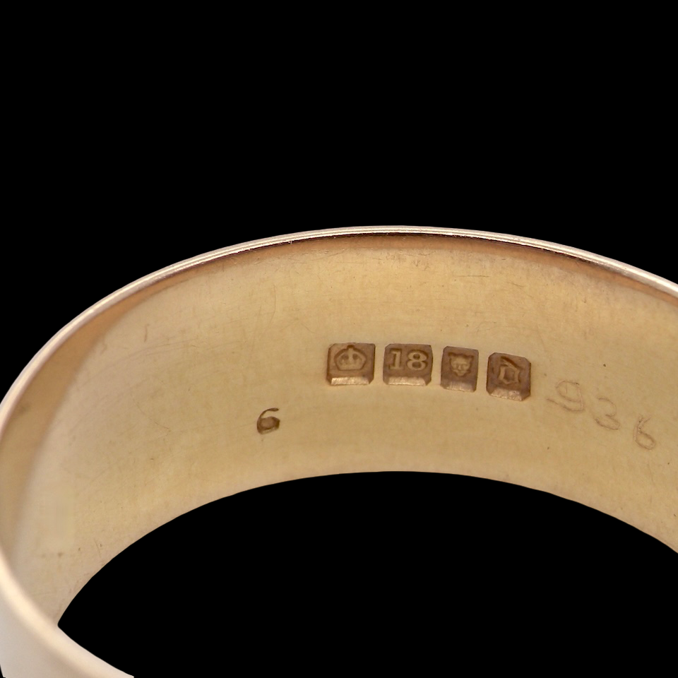 hallmarks A fine and unusual early 20th-century signet-style ring, crafted in rich 18 carat yellow gold.