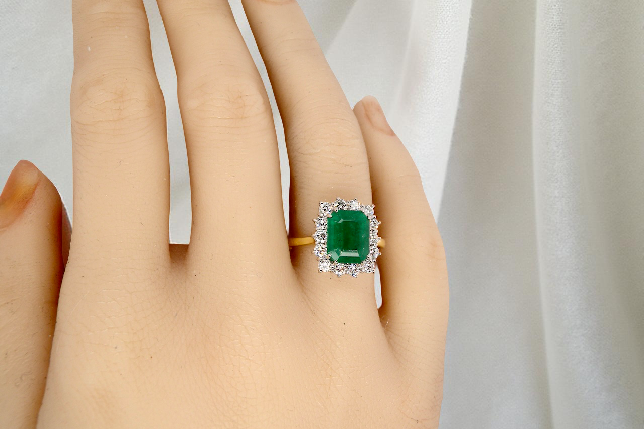 Vintage Emerald & Diamond Cluster Ring – Timeless Elegance (c.1980s)