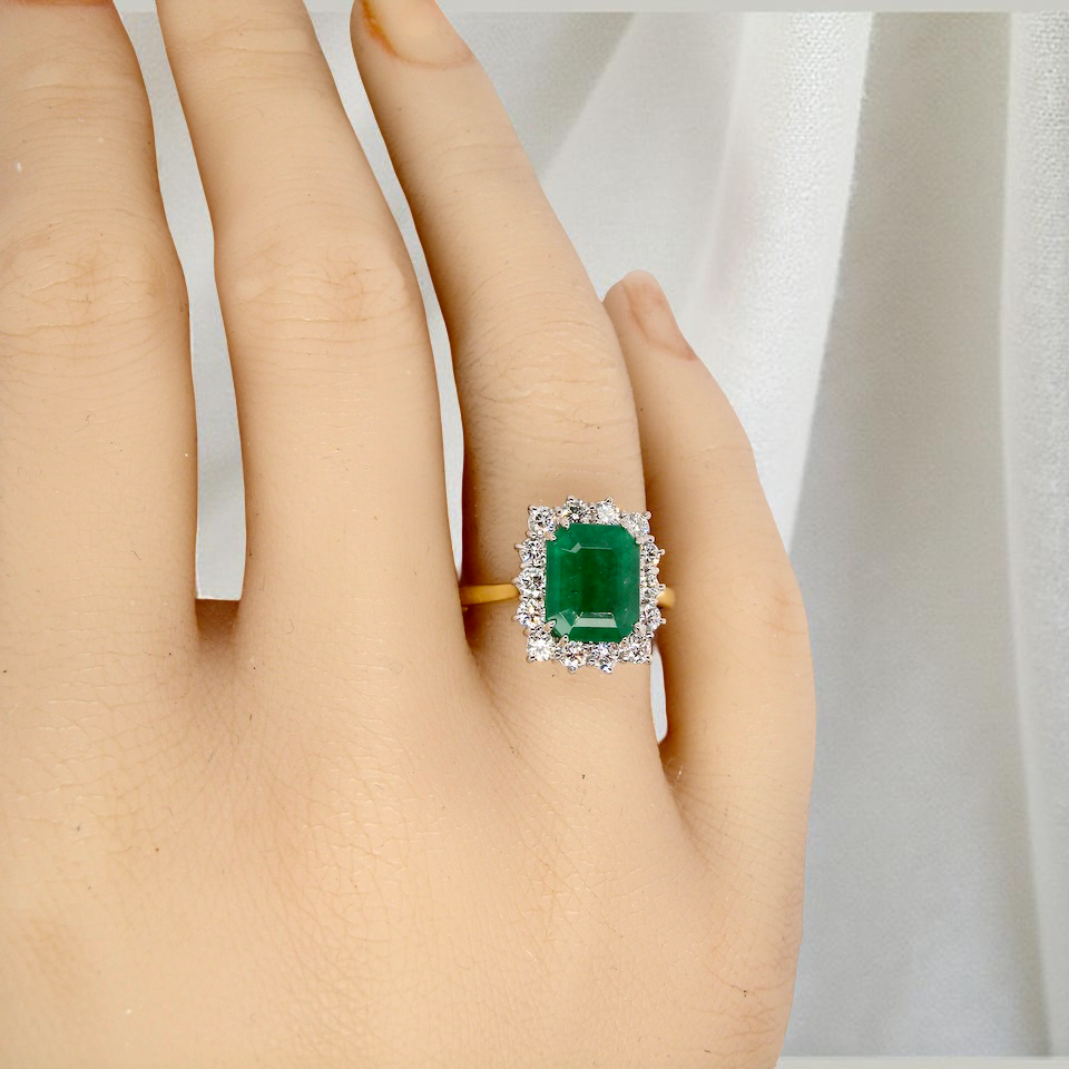 Vintage Emerald & Diamond Cluster Ring – Timeless Elegance (c.1980s)