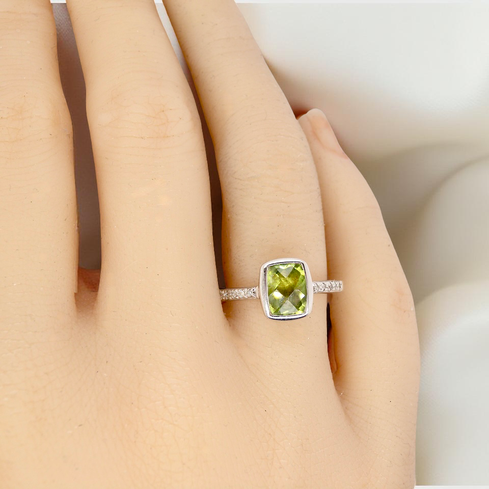 A 9 Carat White Gold Peridot & Diamond Ring