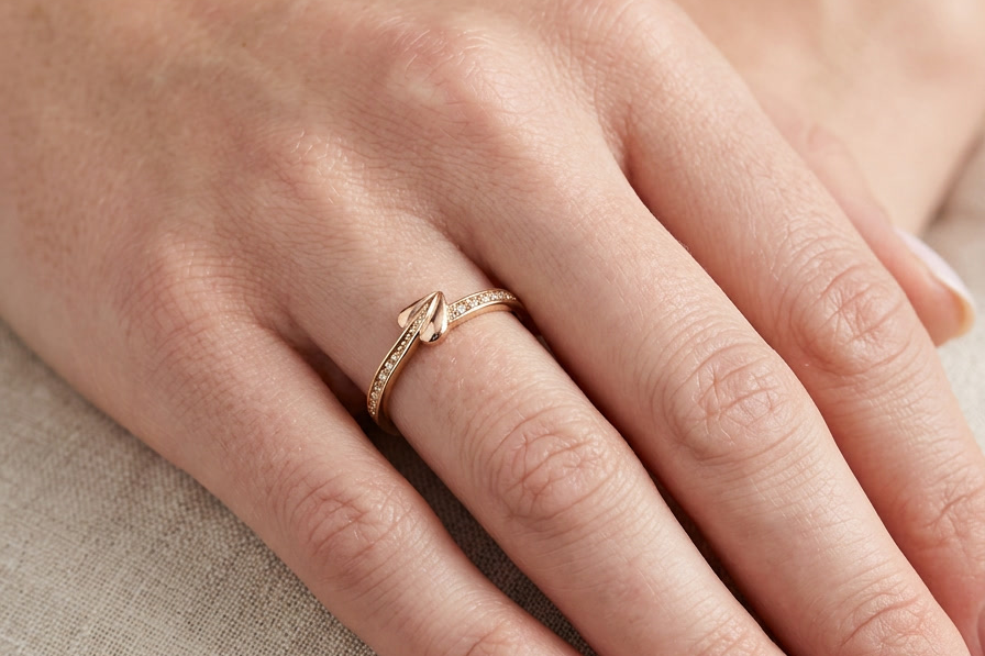 hand A Clogau ring which has set into the band twelve small white diamonds, each 1.2mm (est total 0.06 carats)