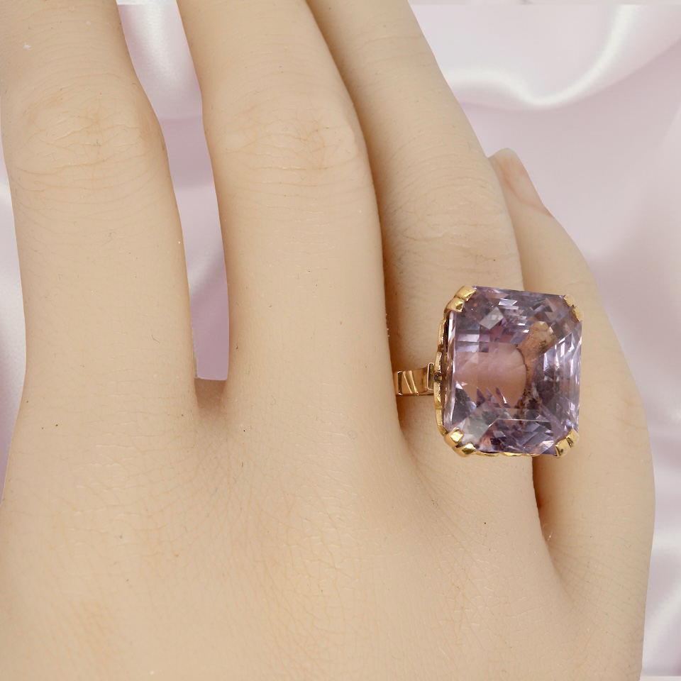 An Amethyst and Gold Dress Ring