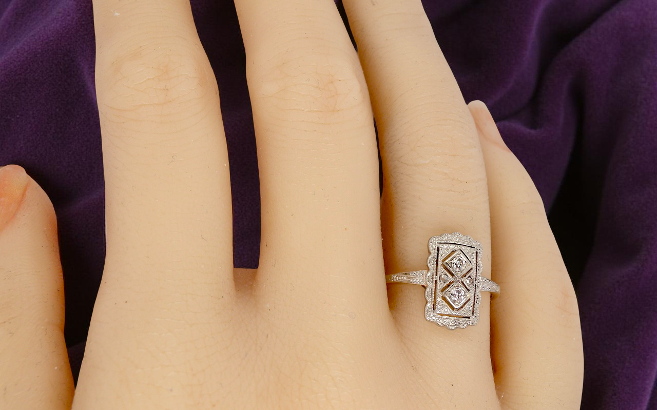 hand A beautiful Edwardian era plaque-style diamond cluster ring