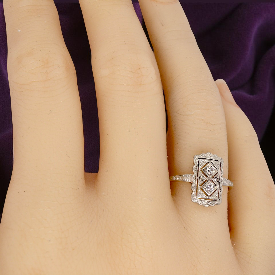 hand A beautiful Edwardian era plaque-style diamond cluster ring