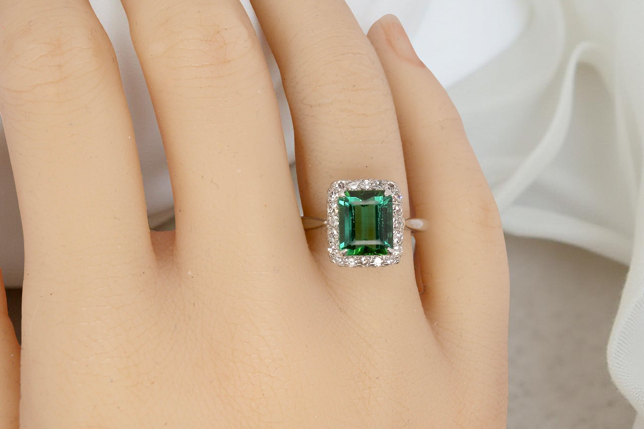 hand A fine Green Tourmaline and Diamond ring