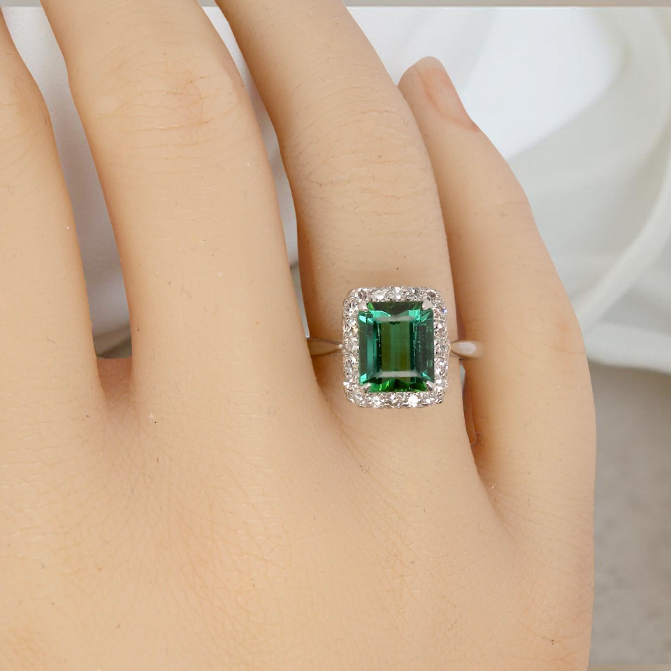 hand A fine Green Tourmaline and Diamond ring