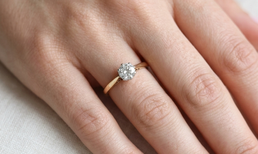 hand A fine solitaire ring set with a brilliant cut white diamond.
Certificated and therefore the description is confirmed. Size 5.5x5.2mm, 0.70 carats. Colour G, clarity Si1.