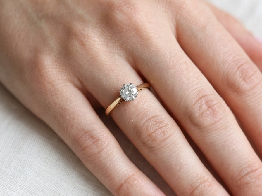 hand A fine solitaire ring set with a brilliant cut white diamond.
Certificated and therefore the description is confirmed. Size 5.5x5.2mm, 0.70 carats. Colour G, clarity Si1.