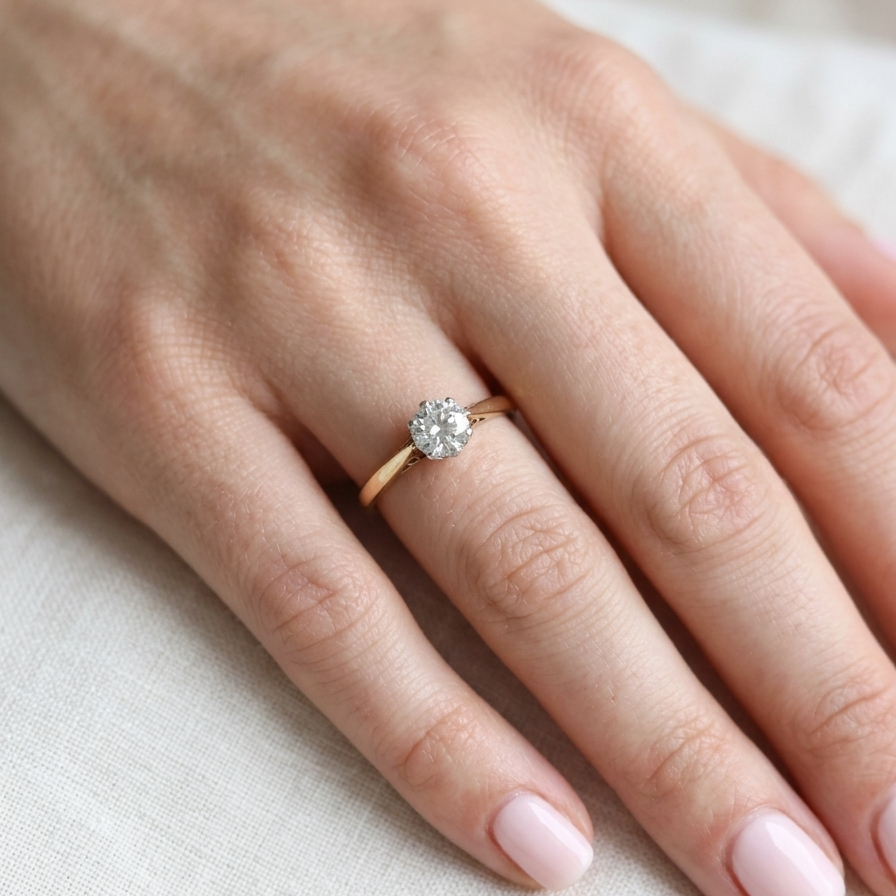 hand A fine solitaire ring set with a brilliant cut white diamond.
Certificated and therefore the description is confirmed. Size 5.5x5.2mm, 0.70 carats. Colour G, clarity Si1.