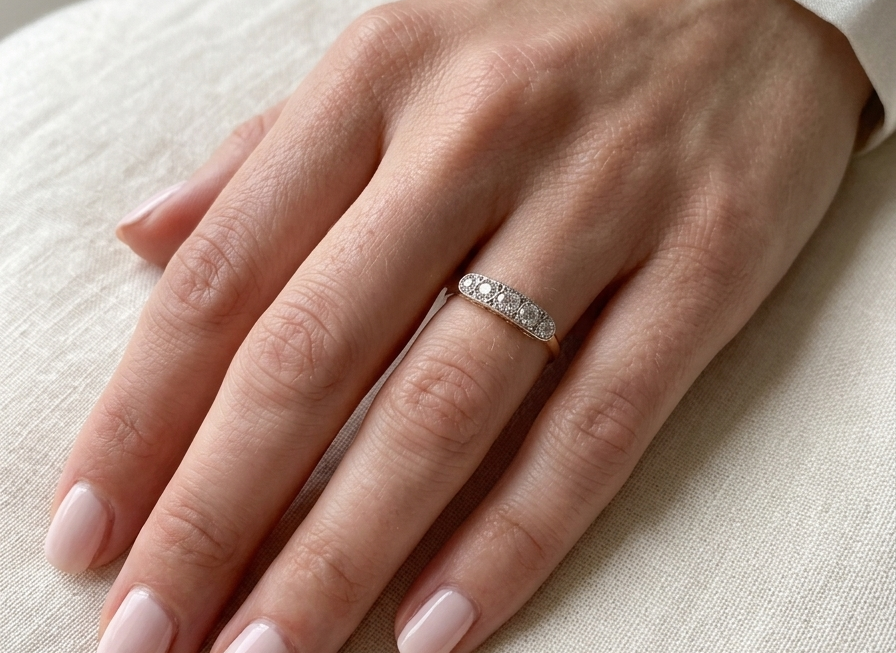 hand A fine vintage ring set with five brilliant cut white diamonds.
Centre diamond 3.6mm (est 0.15 carats)