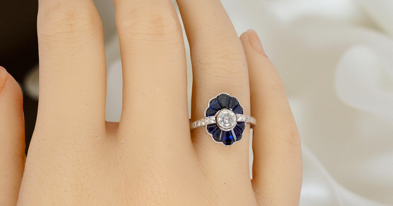 hand A striking and highly unusual Art Deco cluster ring featuring a distinctive fan-shaped design.