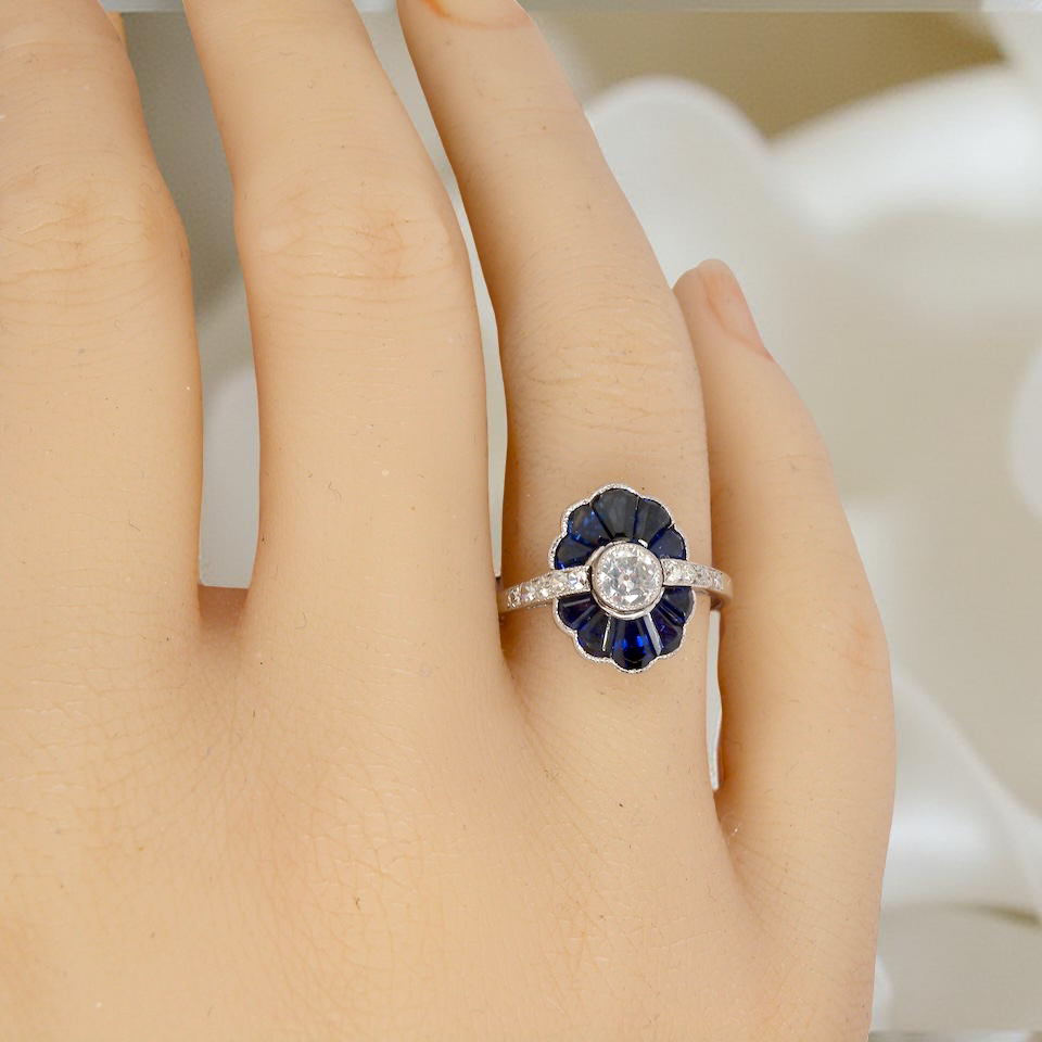 hand A striking and highly unusual Art Deco cluster ring featuring a distinctive fan-shaped design.