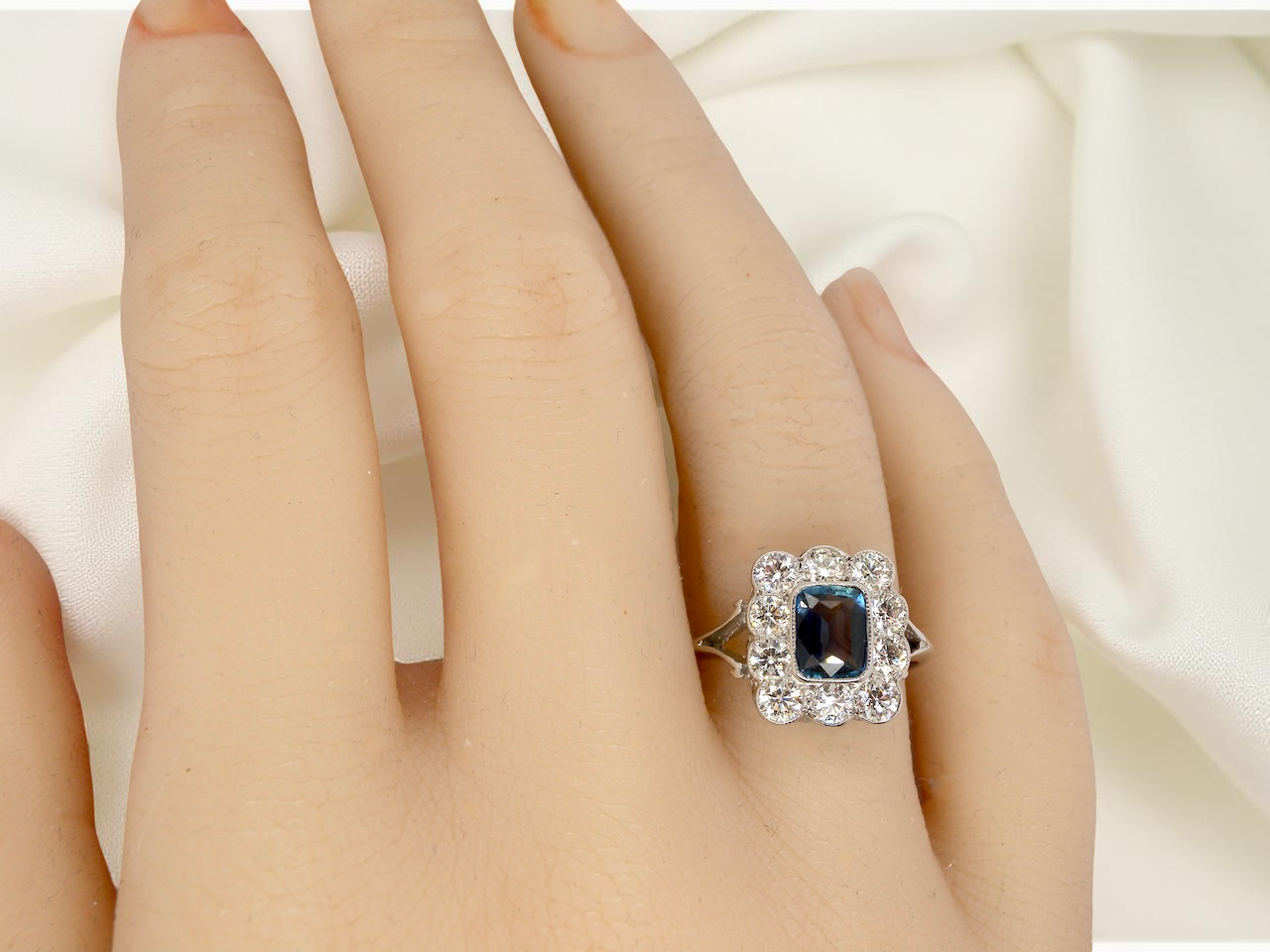 A stunning Sapphire Vintage Cluster ring