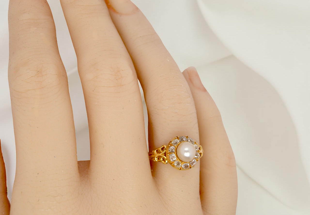 hand A very pretty cluster ring set with a central cultured pearl