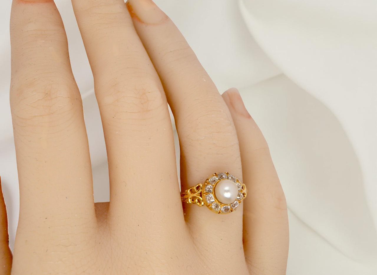 hand A very pretty cluster ring set with a central cultured pearl