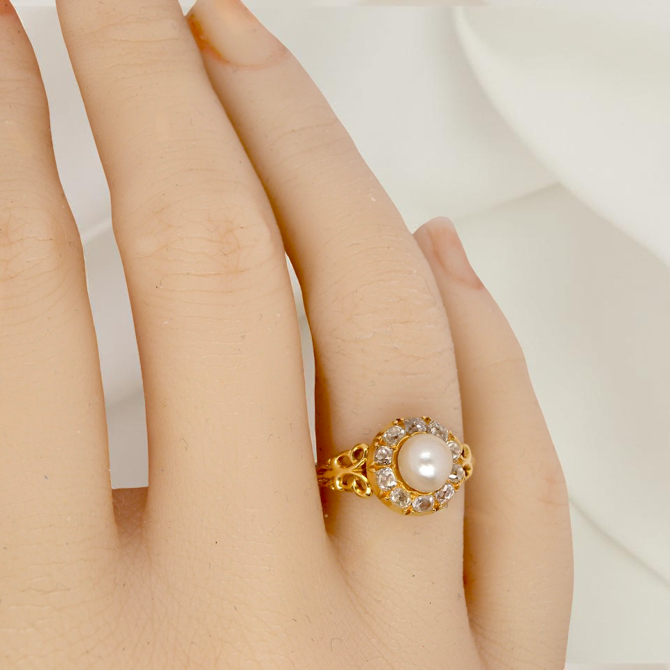 hand A very pretty cluster ring set with a central cultured pearl