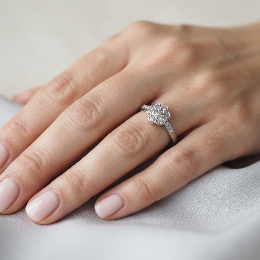 hand A vintage cluster ring, the head set with seven small single cut white diamonds, each 1.7mm (est 0.15 carats)
