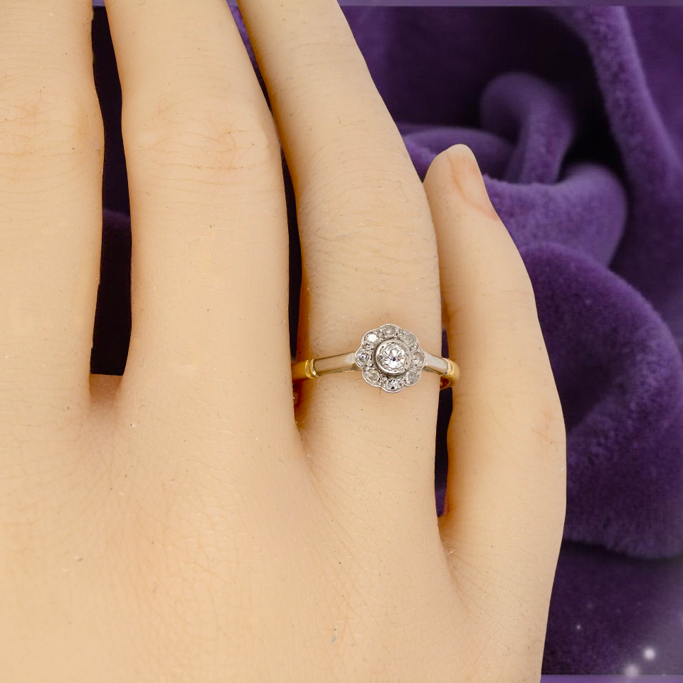 An Early 20th Century Diamond Daisy Cluster Ring – Platinum & 18ct Gold