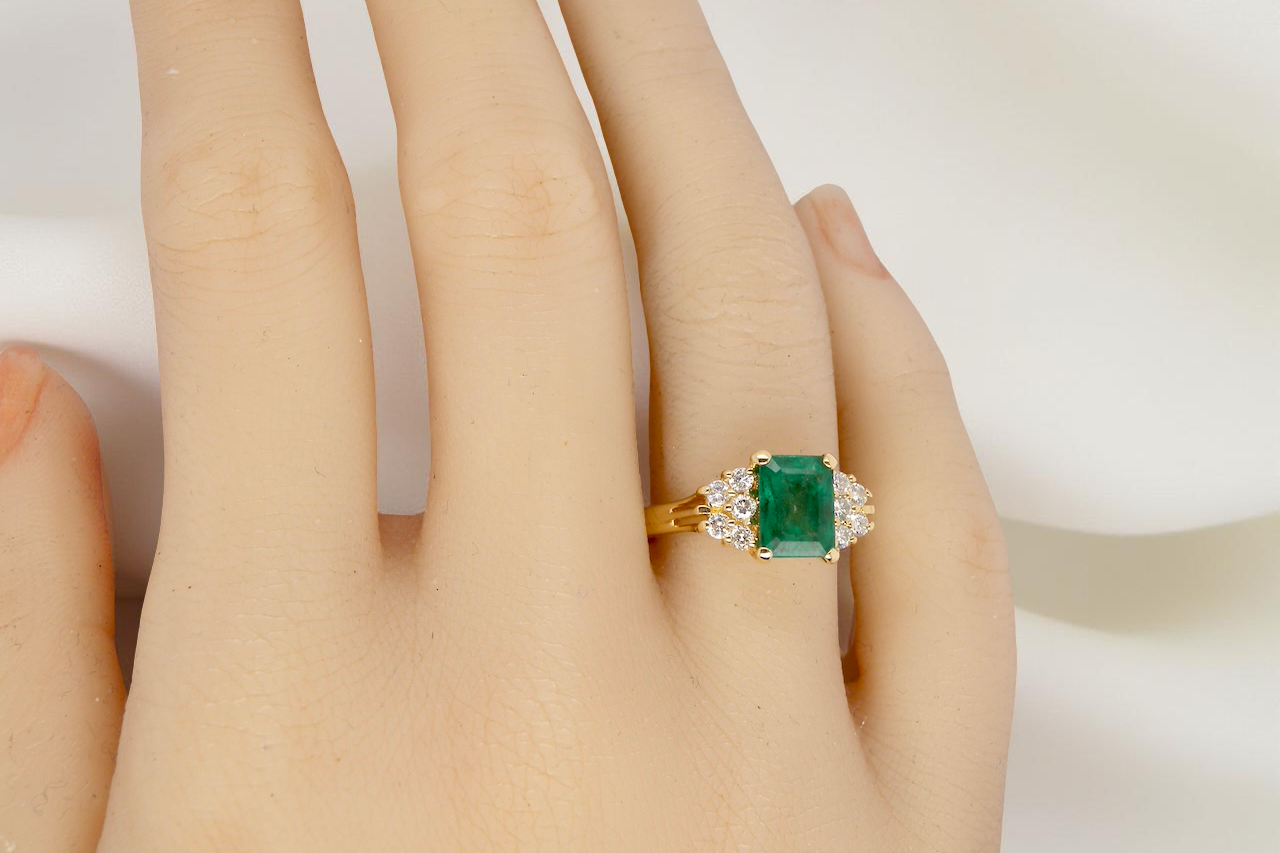 An Emerald & Diamond 18ct Gold Ring