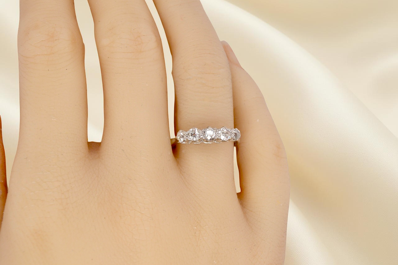 hand An elegant 18 carat white gold five-stone ring set with brilliant-cut white diamonds. The centre diamond measures 3.4mm, flanked by two 3.0mm stones and finished with 2.8mm diamonds at each end, creating a beautifully balanced graduated design.