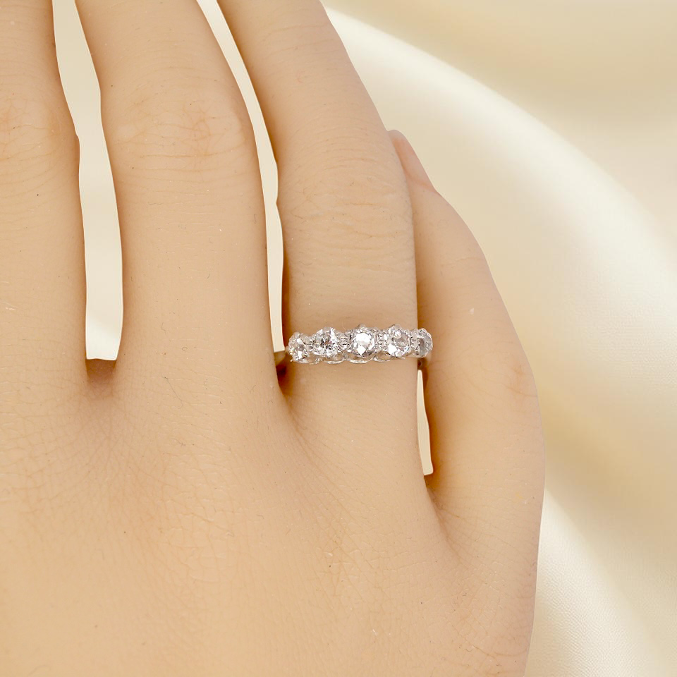 hand An elegant 18 carat white gold five-stone ring set with brilliant-cut white diamonds. The centre diamond measures 3.4mm, flanked by two 3.0mm stones and finished with 2.8mm diamonds at each end, creating a beautifully balanced graduated design.