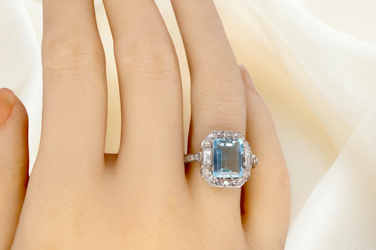 hand An elegant French Art Deco cluster ring in platinum (tests as), dating to circa 1930–1940 and bearing French control marks.