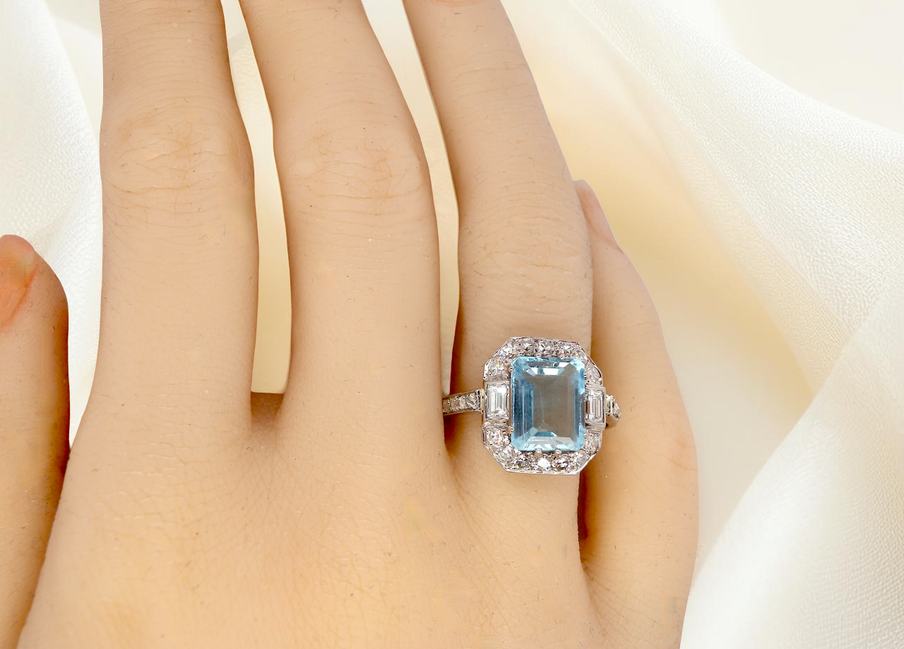 hand An elegant French Art Deco cluster ring in platinum (tests as), dating to circa 1930–1940 and bearing French control marks.