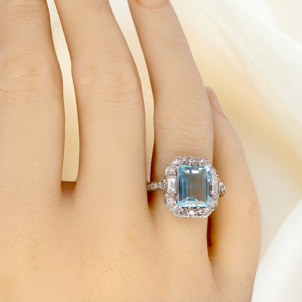 hand An elegant French Art Deco cluster ring in platinum (tests as), dating to circa 1930–1940 and bearing French control marks.