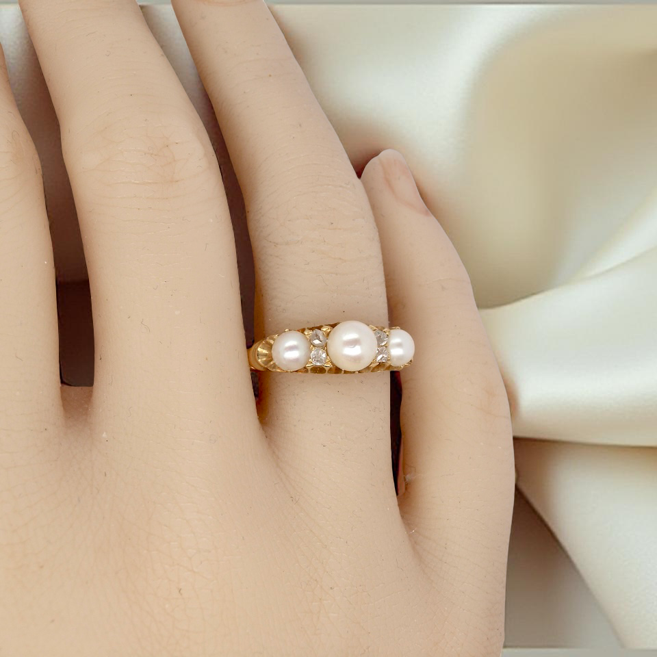hand An elegant Victorian 18 carat gold* dress ring, set with three cultured pearls
