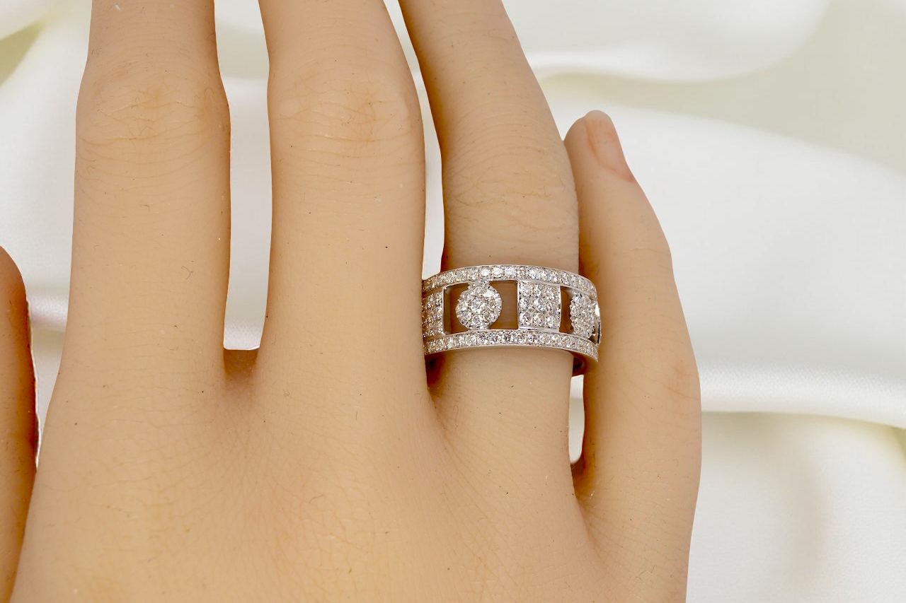 hand captivating design, this 18-carat white gold band