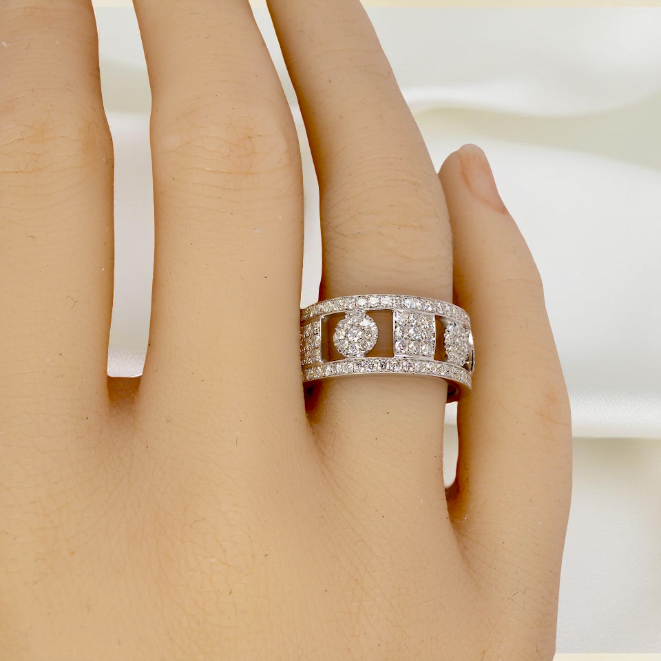hand captivating design, this 18-carat white gold band
