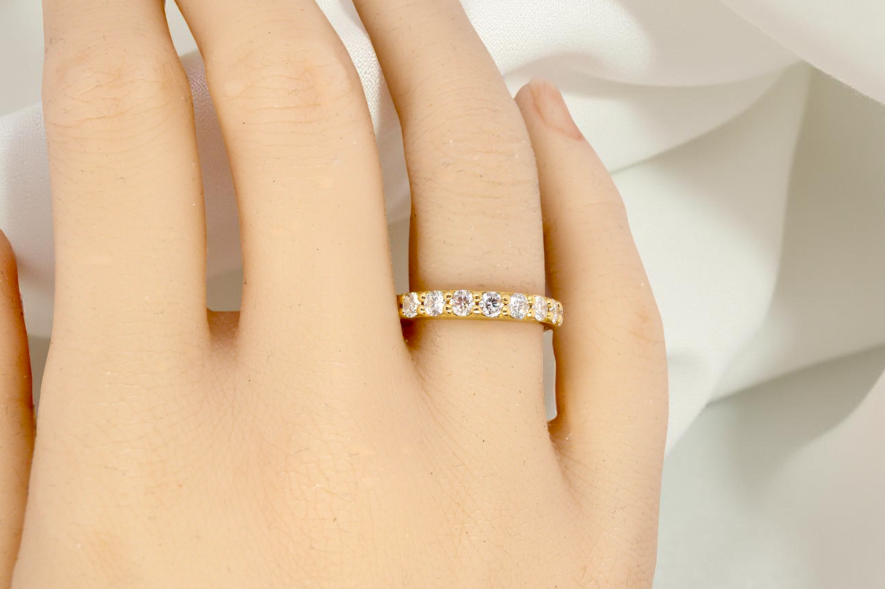 hand eternity ring is crafted in 18ct gold and set with fourteen round brilliant-cut white diamonds.
