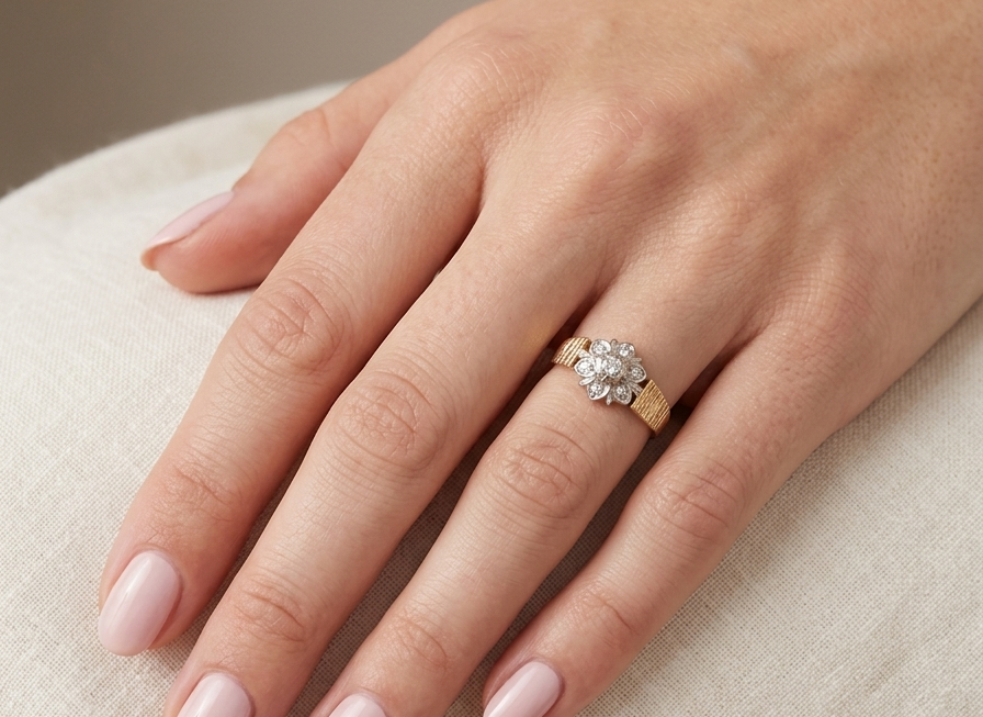 typical design from the 1960s/1970s era, a daisy cluster set with brilliant cut white diamonds a