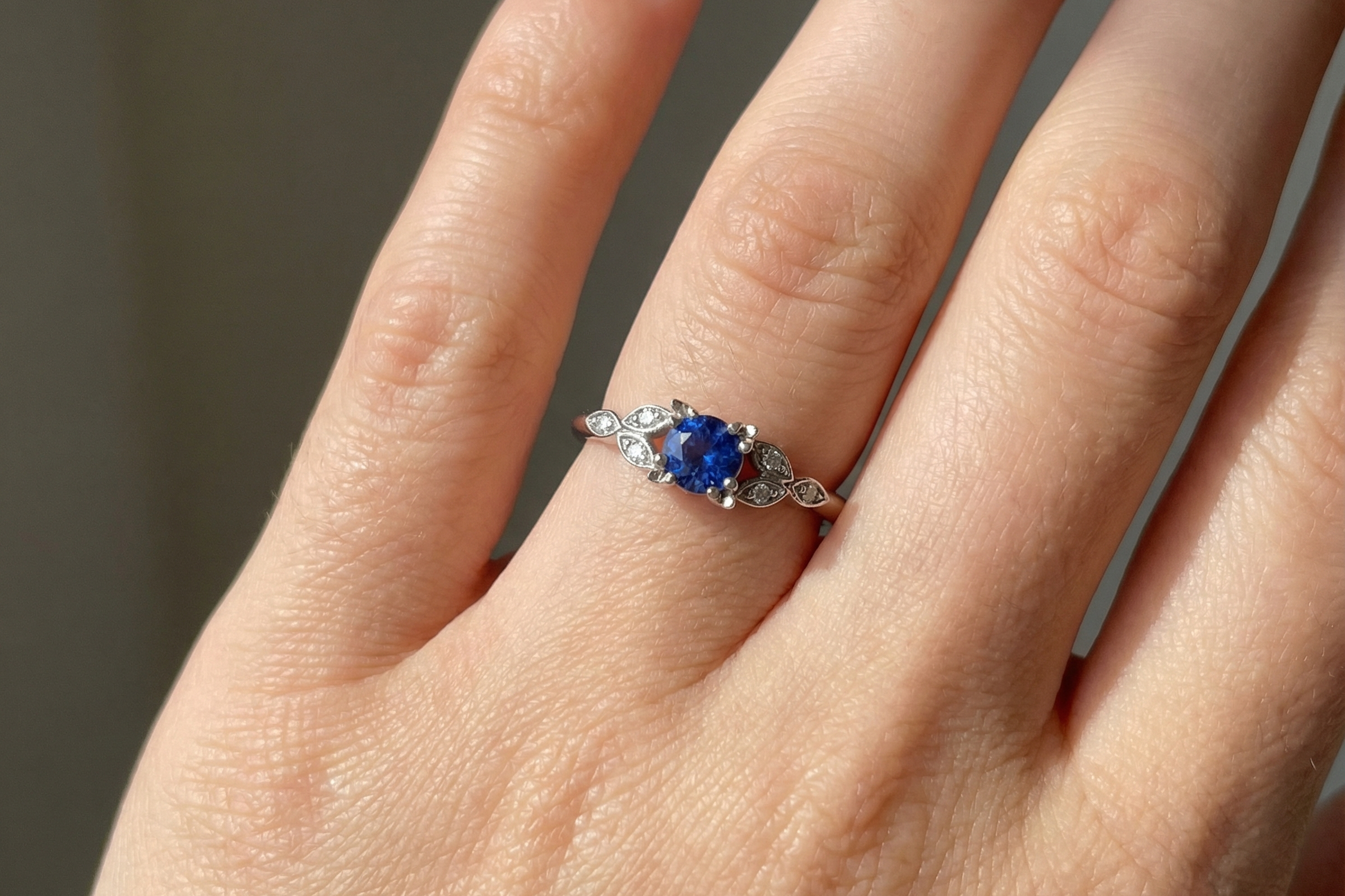 hand vintage style ring that features a round sapphire,