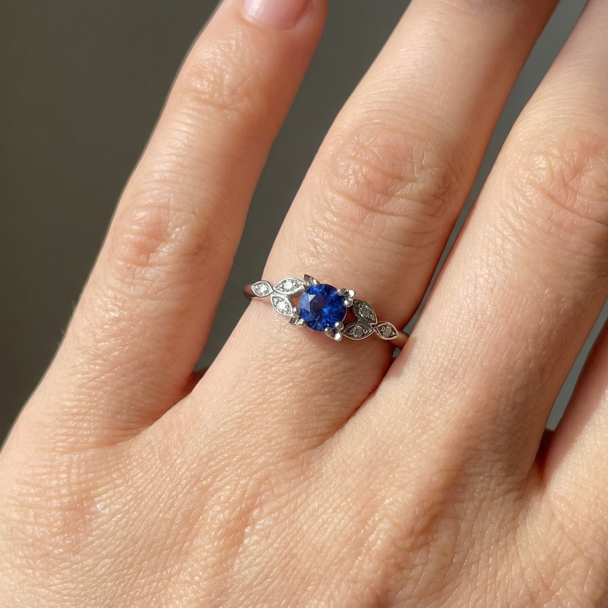 hand vintage style ring that features a round sapphire,