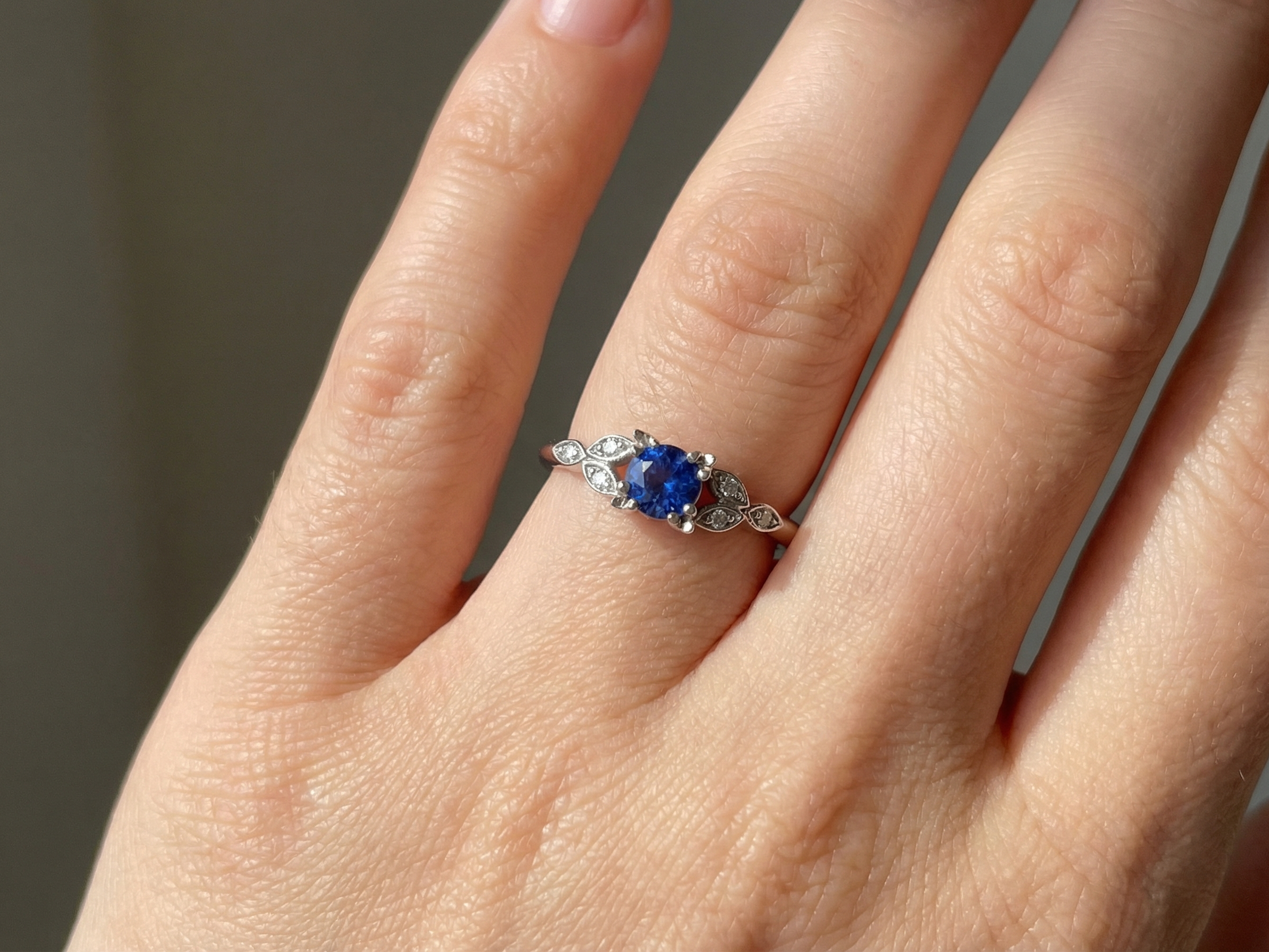 hand vintage style ring that features a round sapphire,