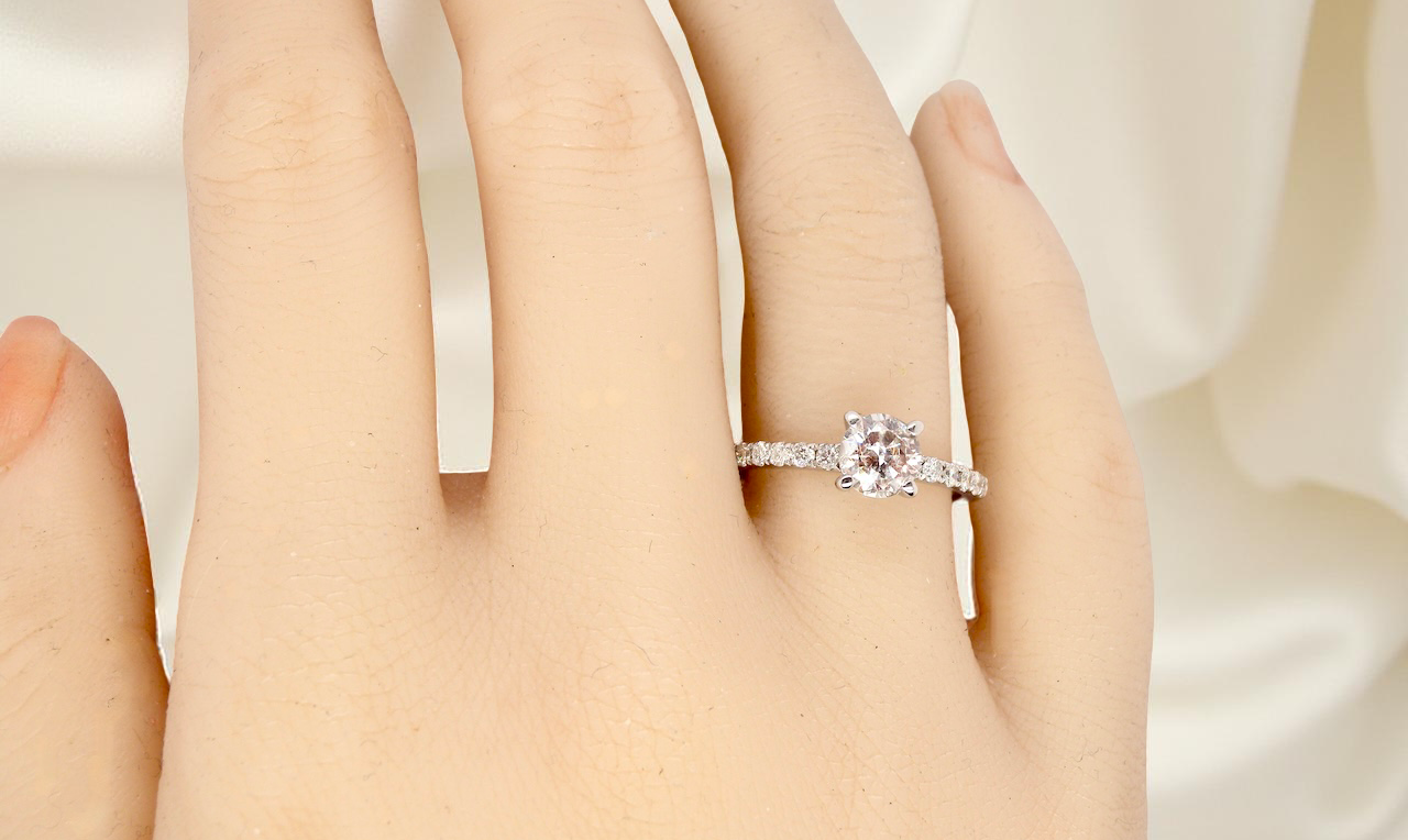 hand A stunning 14-carat white gold* solitaire ring featuring a brilliant-cut white diamond.