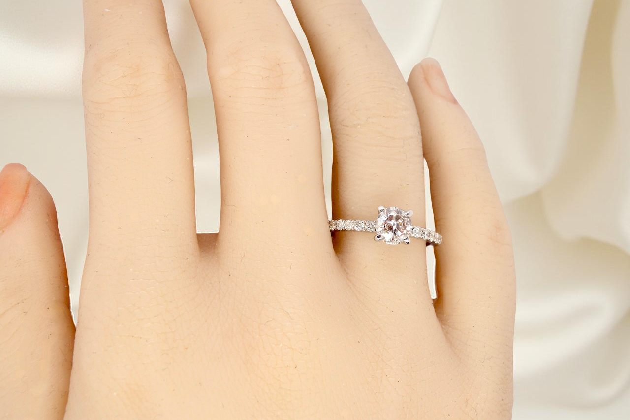 hand A stunning 14-carat white gold* solitaire ring featuring a brilliant-cut white diamond.