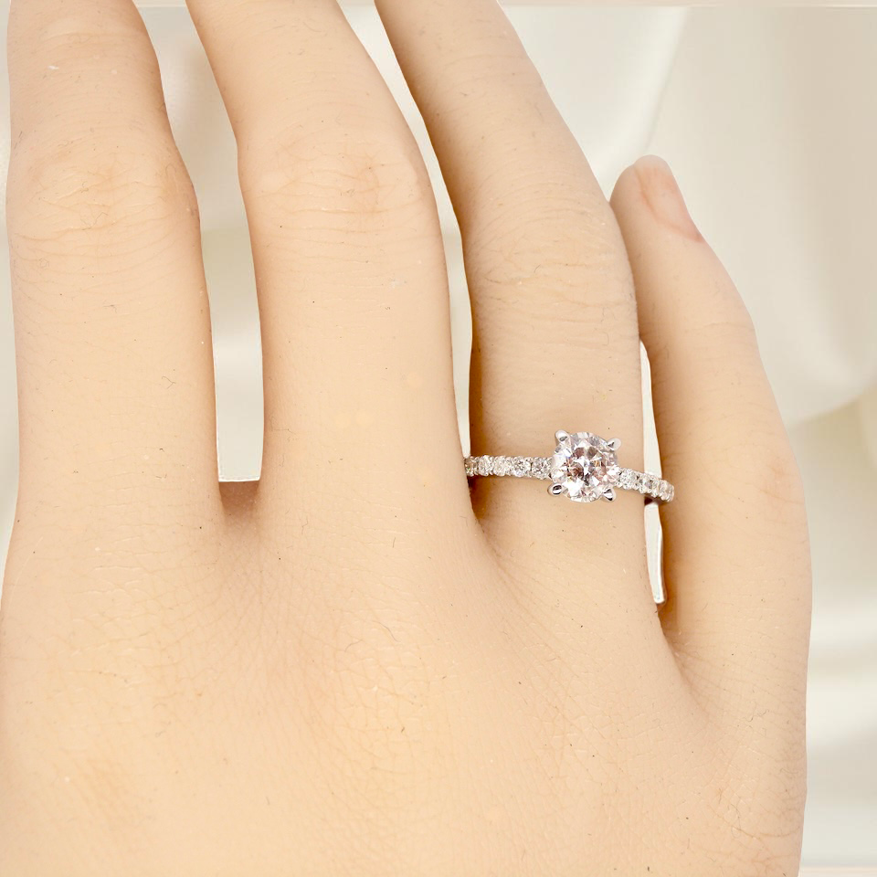 hand A stunning 14-carat white gold* solitaire ring featuring a brilliant-cut white diamond.