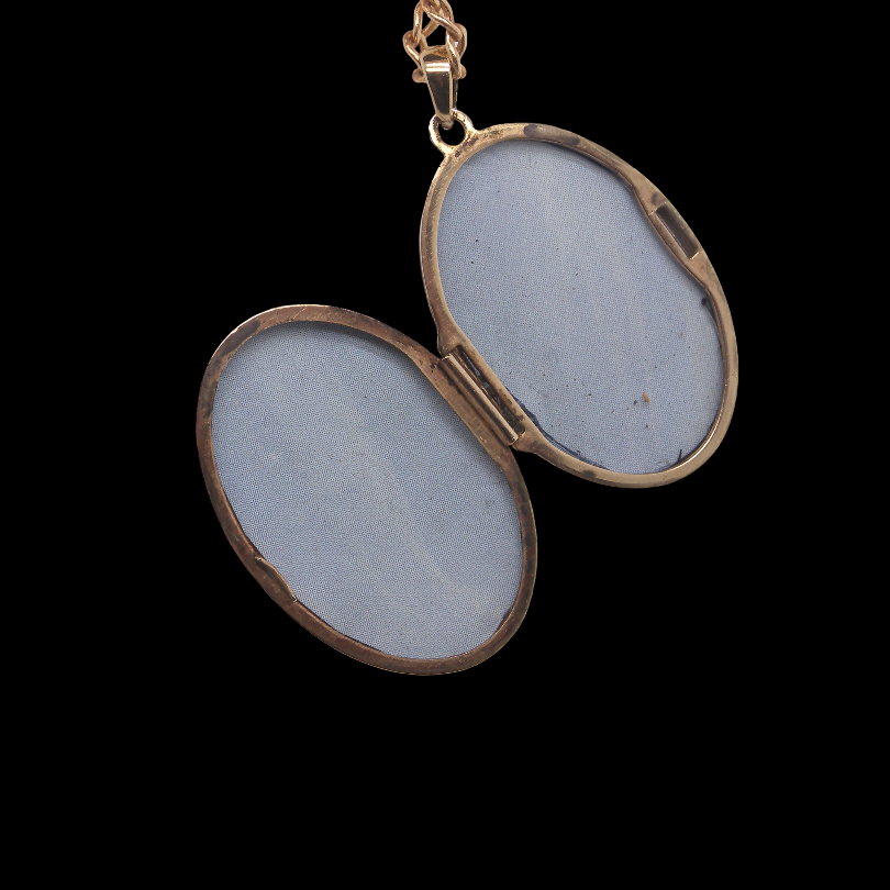 inside A 9 carat gold locket*, oval shaped, measures 30x20mm, depth 5mm. 