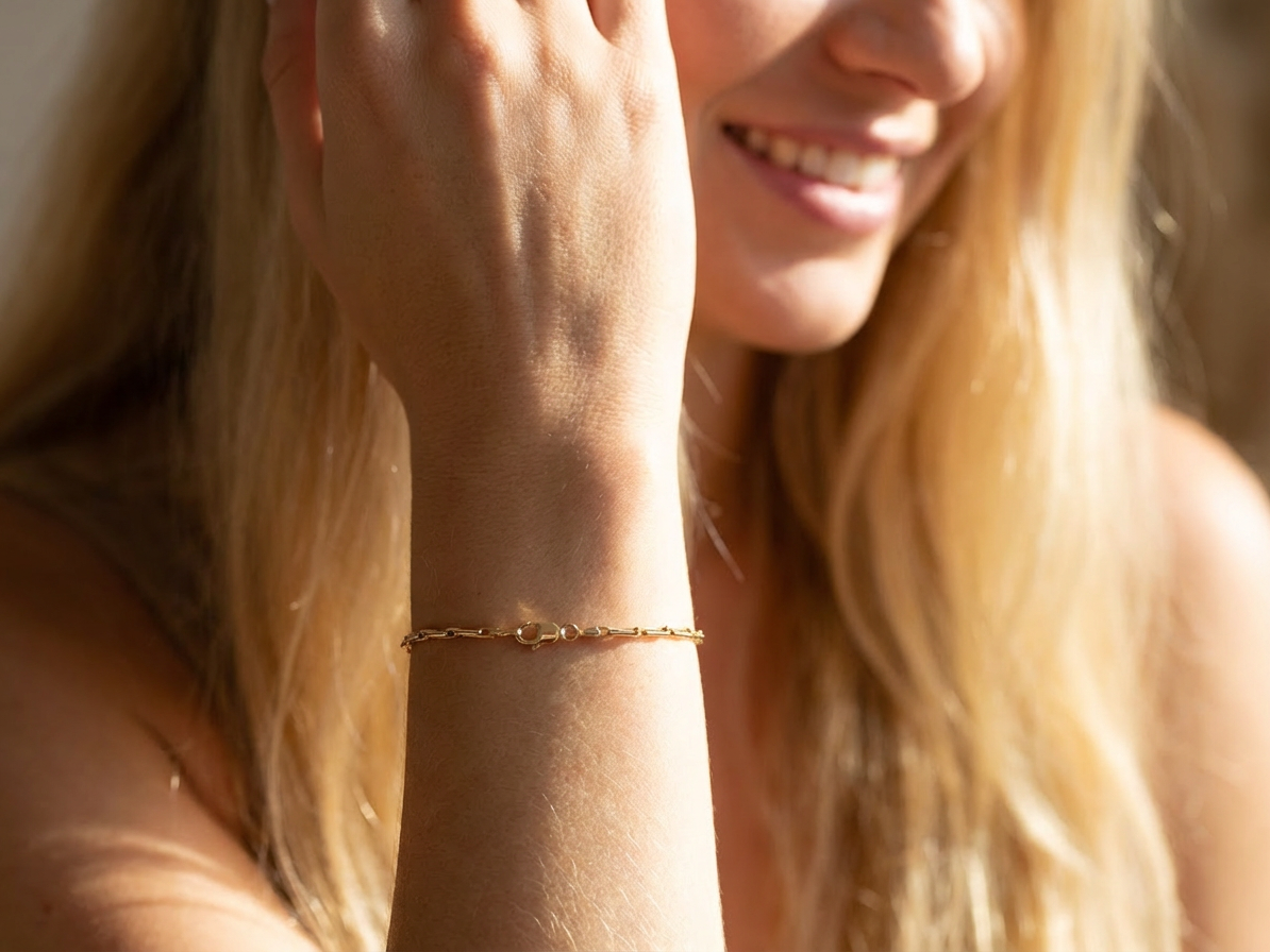 model A beautifully crafted 9-carat gold bracelet
